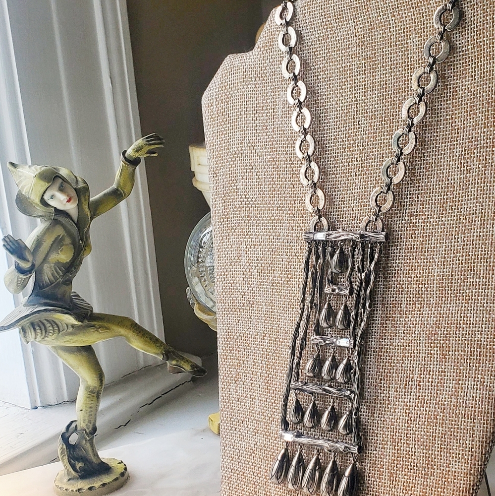 Appartement A Louer Metal and Rhinestone necklace